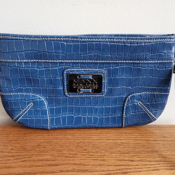 MAXX NEW YORK SAPHIRE BLUE GENUINE LEATHER BIG WRISTLET PURSE. - Picture 8 of 8